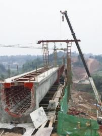 借助貝雷梁，U型槽身已修建成型。